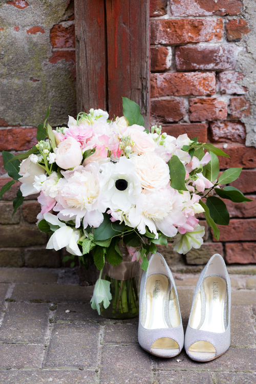 Day 12 of the 12 Days of Christmas Giveaway is a custom floral class from The Local Bouquet | The Newport Bride