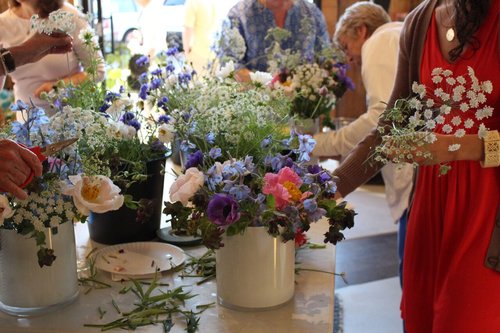 Day 12 of the 12 Days of Christmas Giveaway is a custom floral class from The Local Bouquet | The Newport Bride