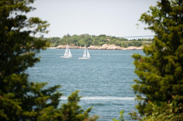 Jason_Stacy_dani_big. fine photography & image studio_STACYJASONDANIFINEWEDDINGSCASTLEHILLINBOHLINNEWPORTRHODEISLAND0172