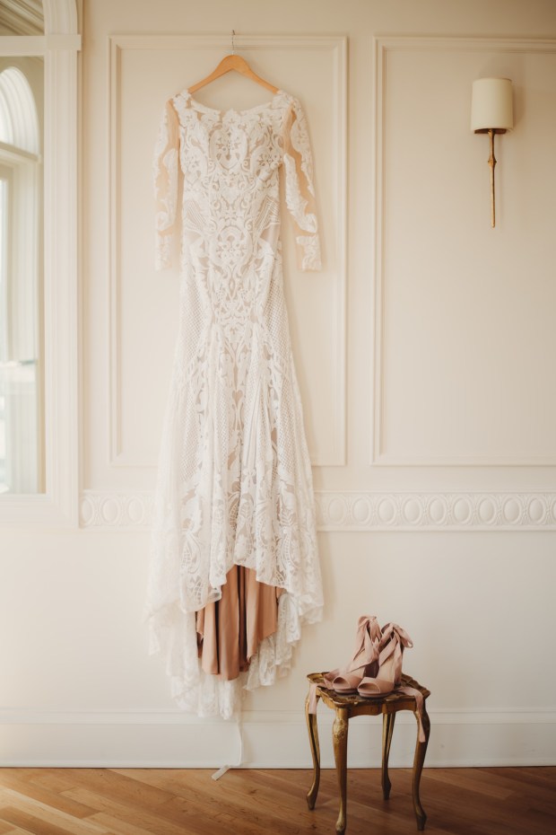 Elegant & Romantic Styled Bridal Shoot in Newport Venue Finishing at Jamestown Cliffs_Harlow & Stone Studios_HSS2185_big